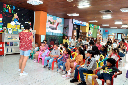 Un grupo de niños aparece en una de las jornadas recientes del programa La Hora del Cuento.