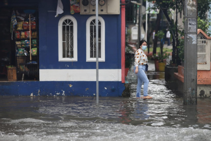 Debido a la acumulación de agua por las lluvias, varios sectores de la ciudad amanecieron inundados