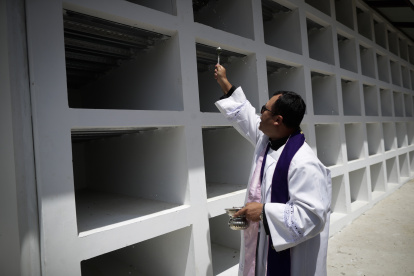 El sacerdote nicaragüense Claudio Guerrero bendice un nuevo Módulo de Nichos de Resguardo Humanitario Forense hoy, en el municipio de Pinogana, en la comunidad de El Real de Santa María, provincia de Darién (Panamá). El Comité Internacional de la Cruz Roja (CICR), en conjunto con el Instituto de Medicina Legal y Ciencias Forense de Panamá (IMELCF) entregaron dicho Módulo que contiene cien nichos forenses y cuyo objetivo es habilitar que los restos mortales de migrantes irregulares no identificados fallecidos en la ruta migratoria de la selva del Darién puedan ser preservados en condiciones dignas. EFE/ Bienvenido Velasco