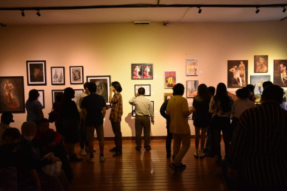 Un grupo de personas acude en estos días a observar los trabajos presentados por alumnos dle colegio Bellas Artes.