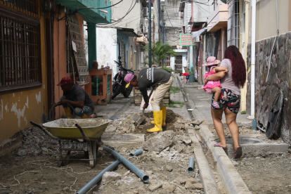 Incomodidad. Desde su casa, Fausto Vera observa los trabajos que se realizan en su peatonal, además de la incomodidad de pasar por el sitio.