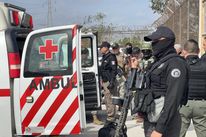 Autoridades mexicanas entregan a dos de los cuatro estadounidenses secuestrados el pasado viernes tras cruzar la frontera en la ciudad fronteriza de Matamoros, en el municipio de Matamoros en el estado de Tamaulipas (México).