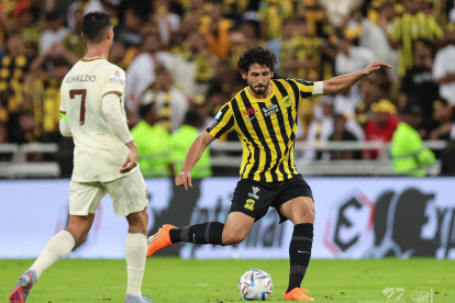 El Al Ittihad derrotó por 1-0 al Al Nassr de Cristiano Ronaldo (i) y le quitó el liderato.