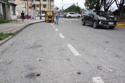 Situación. Así permanece varios tramos de la vía principal de Los Álamos, en el norte de la ciudad.