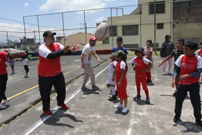 Los menores demostraron las habilidades que ahora tienen gracias a las escuelas gratuitas de rugby.