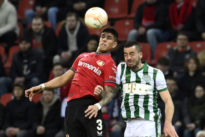 Leverkusen (Germany), 09/03/2023.- Piero Hincapie of Leverkusen (L) in action against Endre Botka of Ferencvaros during the UEFA Europa League Round of 16, 1st leg match between Bayer Leverkusen and Ferencvaros TC in Leverkusen, Germany, 09 March 2023. (Alemania) EFE/EPA/TAMAS KOVACS HUNGARY OUT