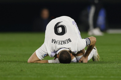 Soccer Football - LaLiga - Real Betis v Real Madrid - Estadio Benito Villamarin, Seville, Spain - March 5, 2023  Real Madrid"s Karim Benzema reacts after sustaining an injury REUTERS/Marcelo Del Pozo
