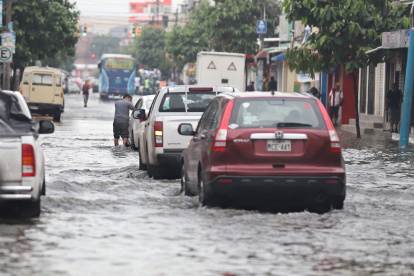 Dato. La marea alta coincidió con las intensas lluvias que colapsaron las vías de la urbe.