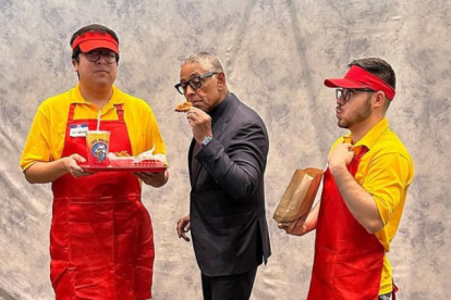 El actor Giancarlo Esposito posa junto a unos fans simulando estar en Los Pollos Hermanos durante la Fan Expo de San Francisco, California