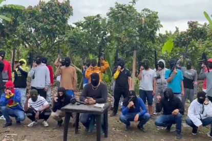 Captura de pantalla de video viral de encapuchados.