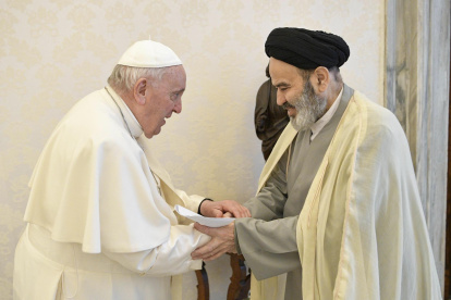 El papa Francisco (izq.) se reúne con el presidente de Religiones y Denominaciones de la Universidad Seyed, Abu al Hassan Navab (der.), este viernes en el Vaticano.