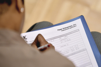 Una persona diligencia un formato de solicitud de empleo, en una fotografía de archivo.