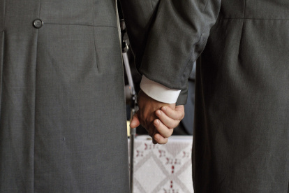 Foto de archivo de una ceremonia de casamiento entre una pareja homosexual.