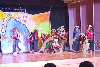 Riobamba. Un grupo de niños representa a las hieleras del Chimborazo.