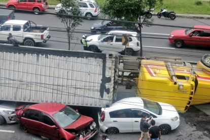 Un choque múltiple se registro en la av. Simón Bolívar.