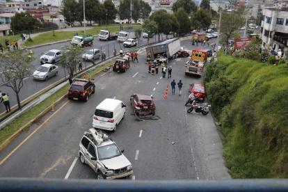 El volcamiento de un trailer afectó a unos 10 vehículos.