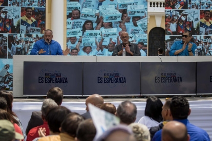El diputado Diosdado Cabello (i), el presidente de la Asamblea Nacional, Jorge Rodriguez (c) y el expresidente de Ecuador, Rafael Correa (d), participan en un acto por el "Día del Antiimperialismo Bolivariano"