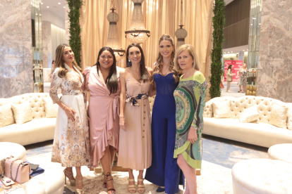Gianna Ode, Nadia Zamora, Clara María Reyes, Cristina Hidalgo y Carla Chiariello de Patiño.