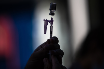 Según el reporte, casi dos millones de dosis de vacunas que habían sido donadas, pero por las cuales Brasil pagó por el transporte