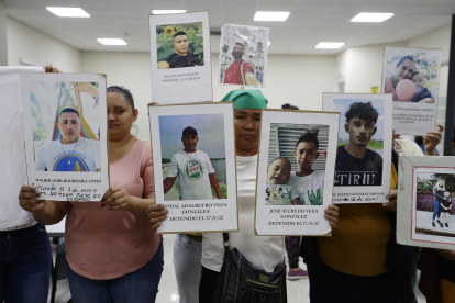 Familiares de personas detenidas bajo el régimen de excepción muestran sus fotografías durante una conferencia de prensa, hoy, en San Salvador (El Salvador). Los familiares de 66 personas detenidas en la remota zona del Bajo Lempa, en el oriente de El Salvador, denunciaron el martes al Estado salvadoreño ante la Comisión Interamericana de Derechos Humanos (CIDH) por la "violación sistemática" de sus derechos, según informaron este viernes. EFE/ Rodrigo Sura