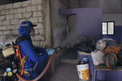 El Ministerio de Salud desarrolló actividades de control vectorial del dengue en el cantón Durán, donde hay el mayor número de casos.