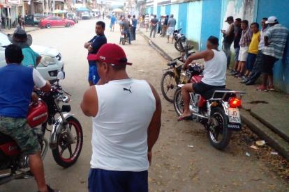 Pedro Carbo. Varios curiosos se amontonaron cerca del sitio del ataque.