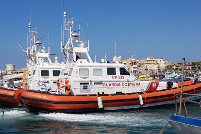 Fotografía de archivo (20/08/2019) de una embarcación de la Guardia Costera italiana.