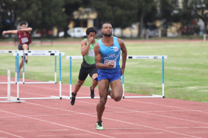 Marcos Herrera se impuso en la prueba de 110 metros vallas del Campeonato Nacional.