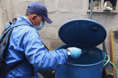 Personal del Ministerio de Salud coloca abate en un reservorio de agua de una vivienda del cantón Durán, este 10 de marzo de 2023, como parte del control vectorial