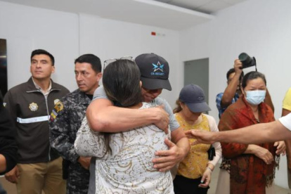 Neptalí Ramos, secuestrado el pasado 6 de marzo en el cantón Durán, pudo ser liberado y se reencontró con sus familiares. “El señor estaba golpeado, lo hallamos vendado, en condiciones infrahumanas”, manifestó en rueda de prensa el general Edwin Noguera, comandante zonal.