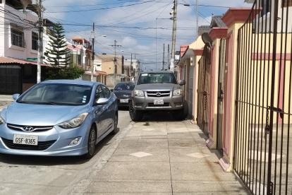 Los carros parqueados en veredas es común en la urbe.