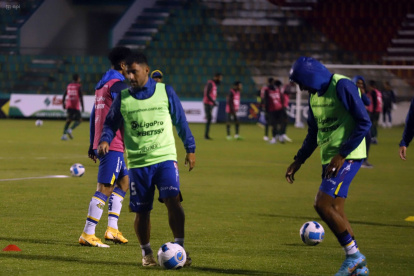Los jugadores de Gualaceo y Orense saltaron a la cancha del estadio Jorge Andrade Cantos. Ahí les notificaron de la suspensión del partido.