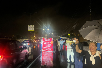 A la protesta llegaron las fuerzas policiales (cerca de 10 agentes) a “garantizar el orden público”.