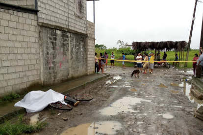 Vinces. El cuerpo de la víctima aparece junto a su bicicleta.