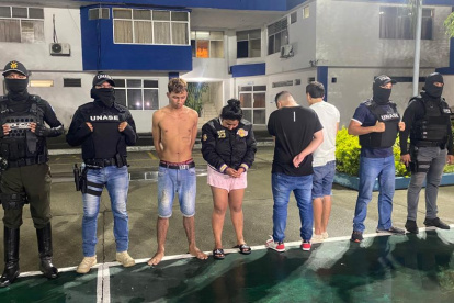La policía aprehendió a cuatro personas, entre ellos a dos menores de edad.