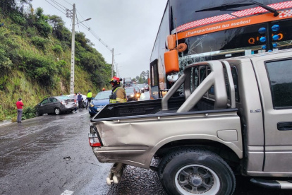 Accidente. Un bus y cinco vehículos livianos resultaron involucrados en un accidente vial, en la Simón Bolívar, sector Vista Hermosa.