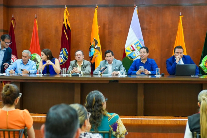 A las 18:30 del mismo día, un ciudadano de nacionalidad venezolana que había fletado un taxi para trasladarse a su domicilio, no se imaginó que, desde otro vehículo, dos individuos acabaron con su vida, sacando un fusil para descargarlo y destrozar la cabeza del extranjero.

Este nuevo hecho violento ocurrió en el barrio Nuevos Horizontes, del cantón Huaquillas.

Un curioso, que con temor observó el crimen, dijo que los gatilleros dispararon a la víctima por la parte trasera del taxi, el ahora fallecido habría tratado de escapar de sus verdugos, pero los matones dieron alcance al venezolano, recibiendo cinco disparos en la cabeza.

El conductor del taxi salió ileso del hecho.

PUERTO BOLÍVAR

La madrugada de este sábado 11 de marzo, fue asesinado Juan Carlos Chenche Gracia, de 31 años, mientras se encontraba en el barrio Harry Álvarez de la parroquia Puerto Bolívar.

Al sitio llegaron elementos de la Dirección de Muertes Violentas (Dinased) donde recolectaron 4 vainas percutidas calibre 3.80mm. Para los investigadores policiales, se trata de un asesinato ligado a la violencia criminal motivada por la lucha por territorio para el microtráfico.

Según un informe policial, Chenche había recibido amenazas por parte de un Grupo Delincuencial Organizado para expandir su territorio.

Por su parte, doña Patricia, hermana del occiso indicó que Juan Carlo trabajaba en una camaronera y había salido de vacaciones.

FRONTERA

Cerca de las 11:00 de este sábado 11 de marzo, un hombre fue hallado sin vida y con signos de violencia a un costado del Canal Internacional de Huaquillas.

Según la policía se trataría de una persona de sexo masculino, entre 30 y 40 años de edad, el cual presenta huellas de violencia. Estaba sin documentos, por ello se desconoce su identidad. Con este crimen la provincia sumó 118 muertes violentas en lo que va del año.