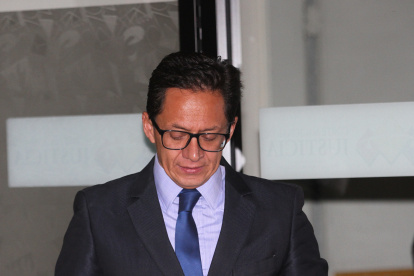 El exdefensor del Pueblo, Freddy Carrión, fue sentenciado a tres años de prisión por abuso sexual.