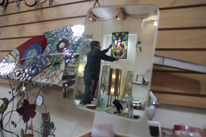 Concluir. En los recuadros, Marco explica los pasos para realizar un vitral, desde sus primeros trazos hasta su finalización, cuyo destino es un rincón del sitio de exposición, donde se venden diferentes artículos de este material.