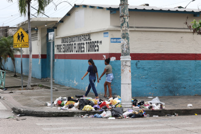 En la esquina de la 11 y Colón hay basura acumulada, junto a un colegio fiscal.