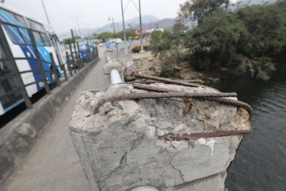 Las barandas y estructuras de varios puentes de la ciudad están deterioradas.