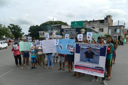 Familiares y amigos apoyan a la madre del niño desaparecido.