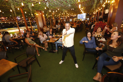 Ambiente de celebración con baile, risas y bebidas alcohólicas se ve en La Cuadra por las noches.