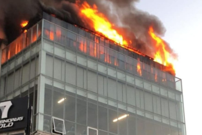 En Michoacán, incendian bares en la exclusiva zona de Altozano en Morelia durante la madrugada de este sábado.