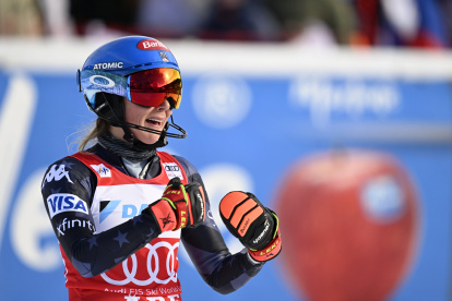 Are (Sweden), 11/03/2023.- Mikaela Shiffrin of the USA celebrates winning her 87th World Cup at the Women"s Slalom race at the FIS Alpine Skiing World Cup in Are, Sweden, 11 March 2023. (Suecia, Estados Unidos) EFE/EPA/Pontus Lundahl SWEDEN OUT