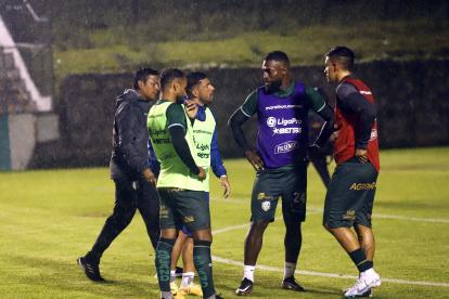 Los futbolistas de Gualaceo y Orense saltaron a la cancha del estadio Jorge Andrade Cantos, en Azogues, pero no pudieron jugar ante la decisión tomada por LigaPro de suspender la jornada.