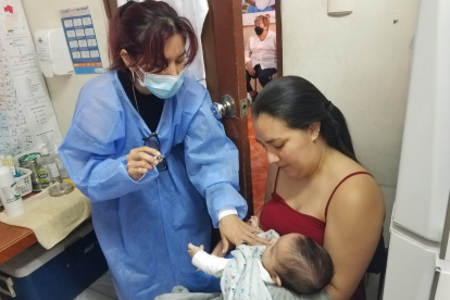 Una madre lleva a su bebe a vacunar en un centro de salud de Guayaquil, el 6 de diciembre de 2022.