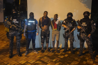 En el lugar del cautiverio fueron detenidas dos personas.