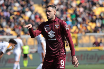 Lecce (Italy), 12/03/2023.- FC Torino"s Antonio Sanabria jubilates after scoring during the Italian Serie A soccer match US Lecce - FC Torino at the Via del Mare stadium in Lecce, Italy, 12 March 2023. (Italia) EFE/EPA/ABBONDANZA SCURO LEZZI