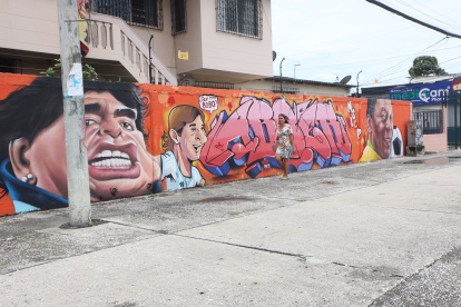 El colorido mural en homenaje a los astros del fútbol, está ubicado en la av. 25 de Julio, a la altura de la ciudadela Amazonas..